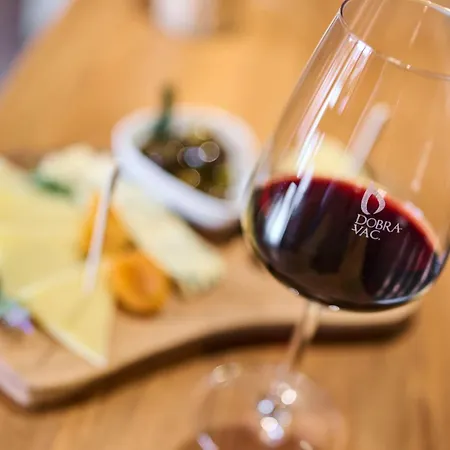 לינה וארוחת בוקר Dobravac Wine Estate